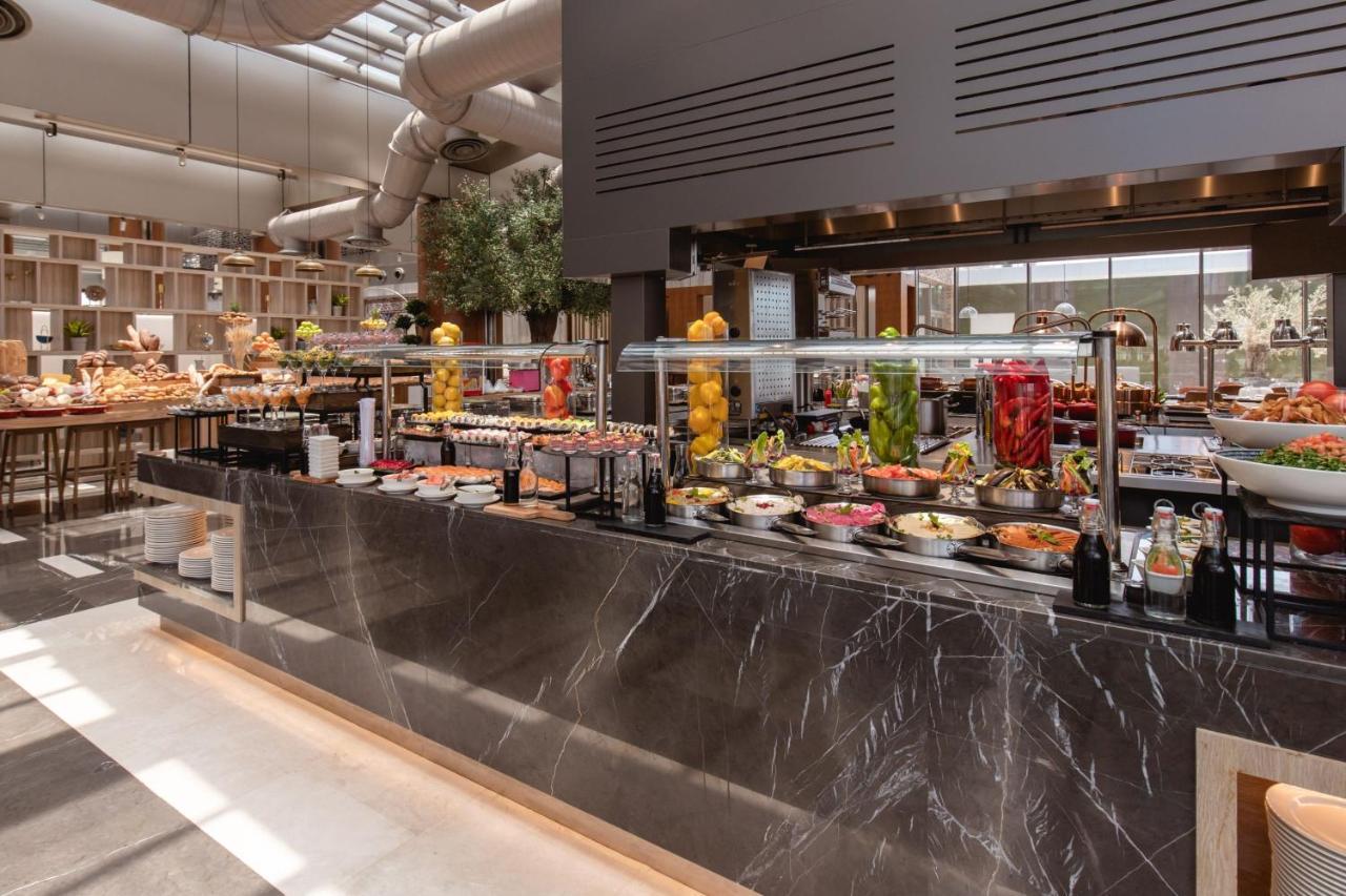 Jeddah Marriott Hotel Madinah Road Jidá Exterior foto The buffet at the hotel
