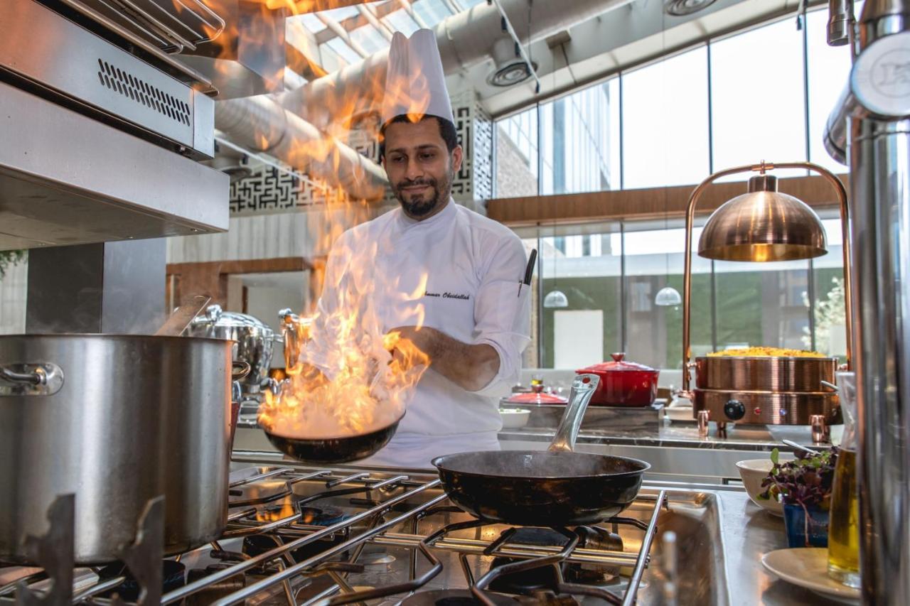 Jeddah Marriott Hotel Madinah Road Jidá Exterior foto Chef cooking with a flambé torch