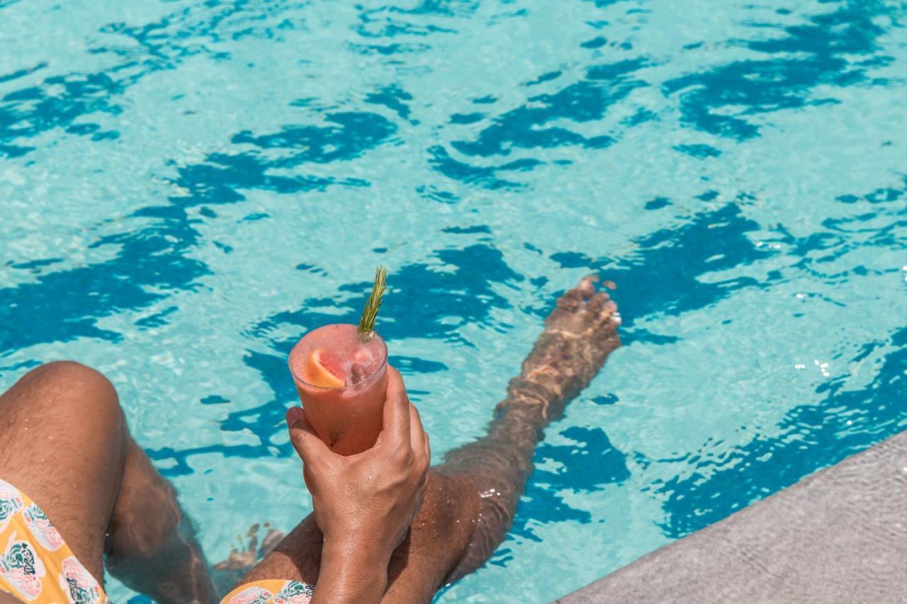 Jeddah Marriott Hotel Madinah Road Jidá Exterior foto A woman holding a cocktail in a swimming pool