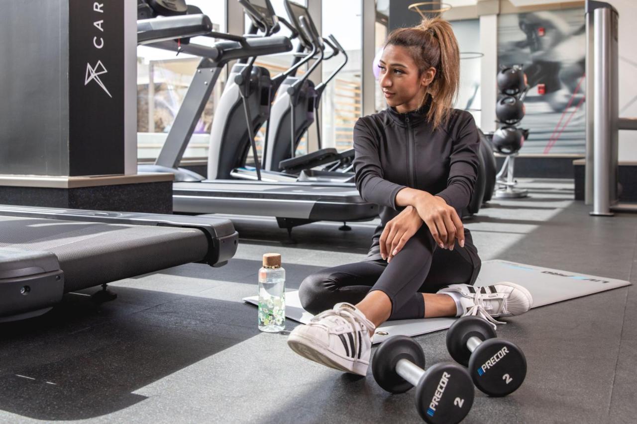 Jeddah Marriott Hotel Madinah Road Jidá Exterior foto A woman in a gym