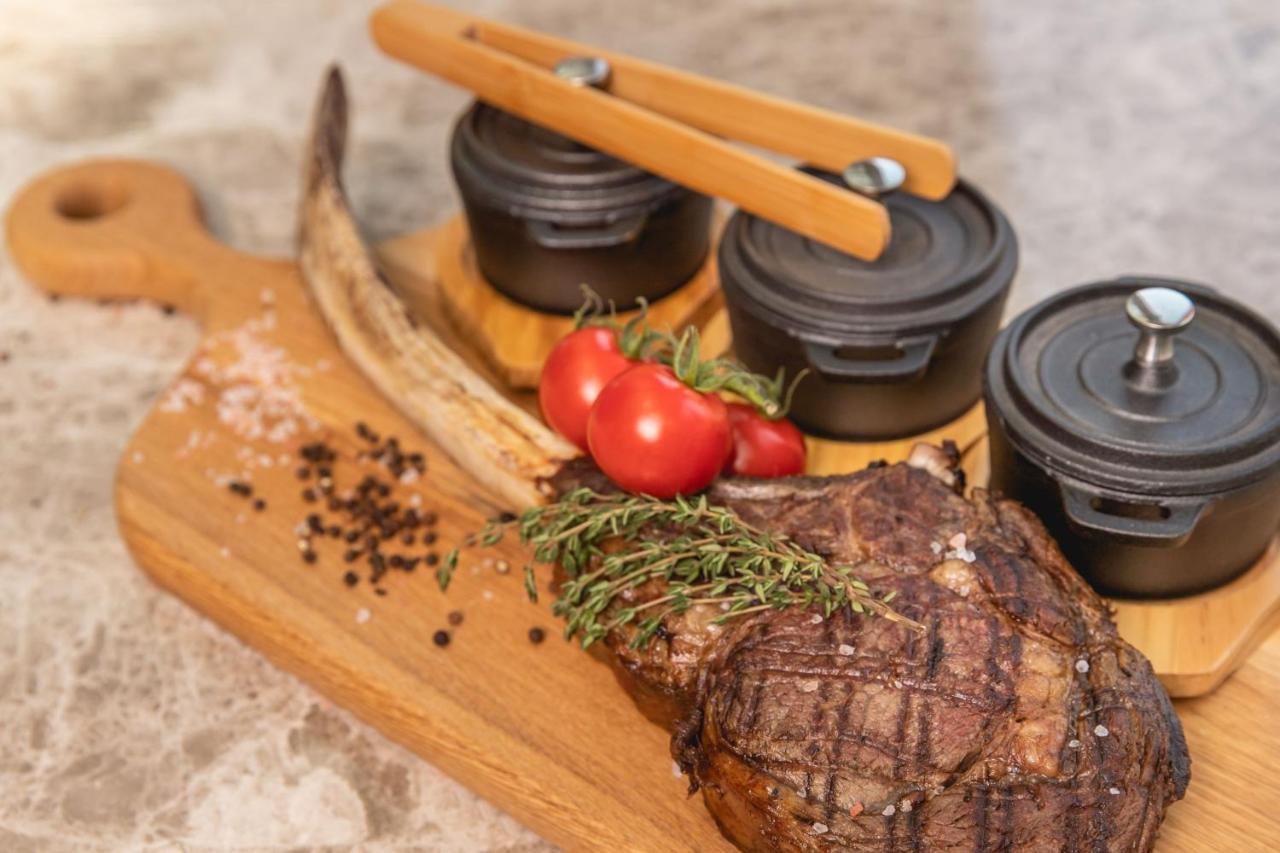 Jeddah Marriott Hotel Madinah Road Jidá Exterior foto A steak prepared with the dry-aging technique