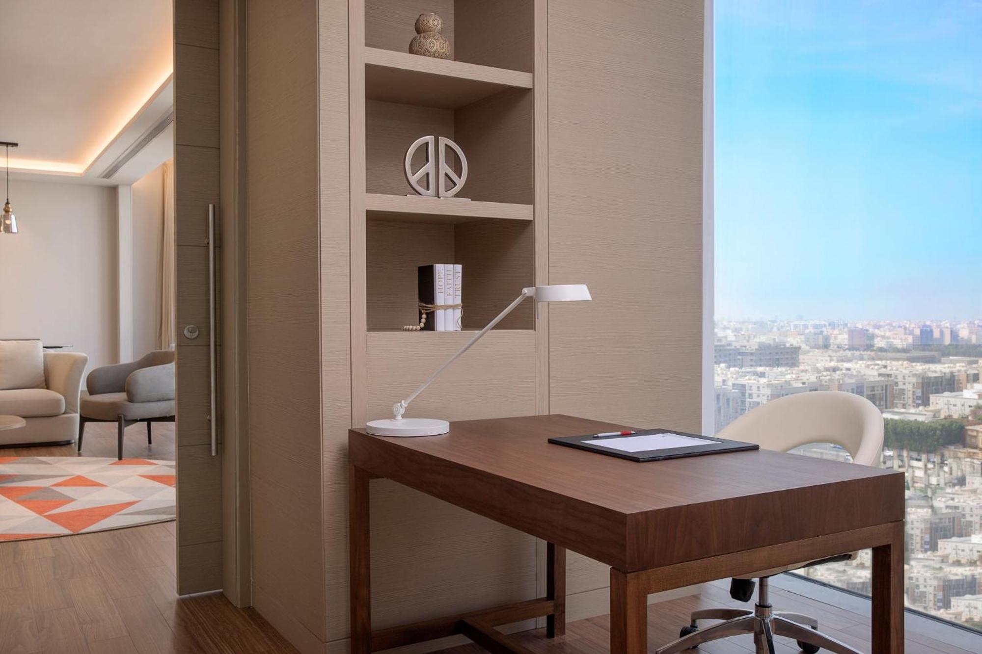 Jeddah Marriott Hotel Madinah Road Jidá Exterior foto A work desk in a hotel room