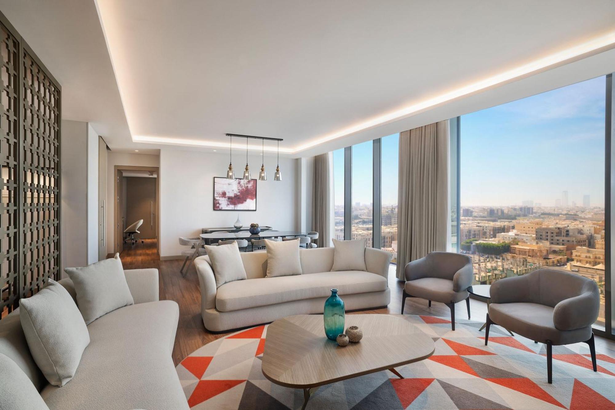 Jeddah Marriott Hotel Madinah Road Jidá Exterior foto The living room of a three-bedroom apartment