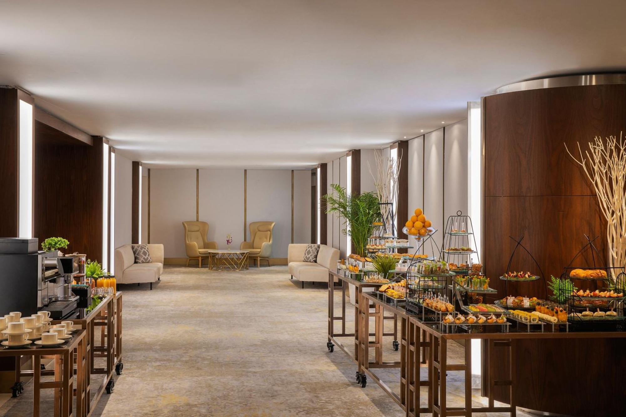 Jeddah Marriott Hotel Madinah Road Jidá Exterior foto The Westin Mumbai International Airport