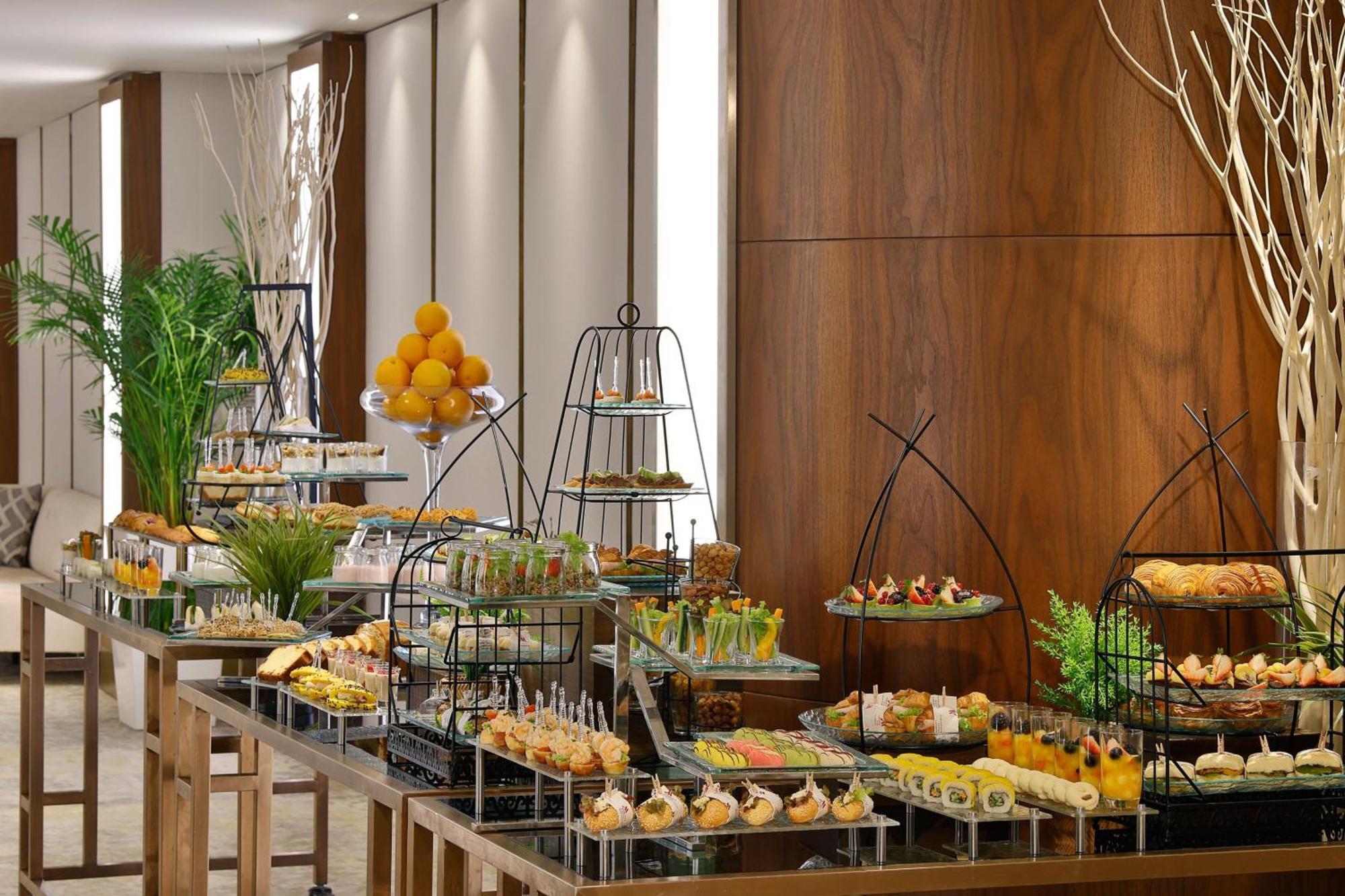 Jeddah Marriott Hotel Madinah Road Jidá Exterior foto A buffet at a hotel