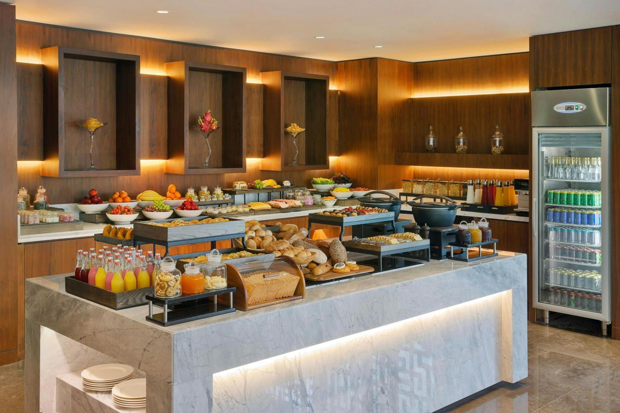 Jeddah Marriott Hotel Madinah Road Jidá Exterior foto A buffet at a hotel